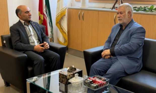 بازدید سرزده حسن‌پور نماینده مردم کرمان در مجلس شورای اسلامی از بانک صنعت و معدن این استان
